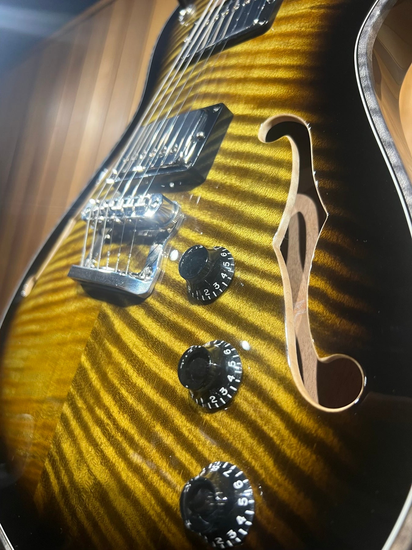 Knaggs Guitars - Chena #443 in Sunflower / Onyx Bind
