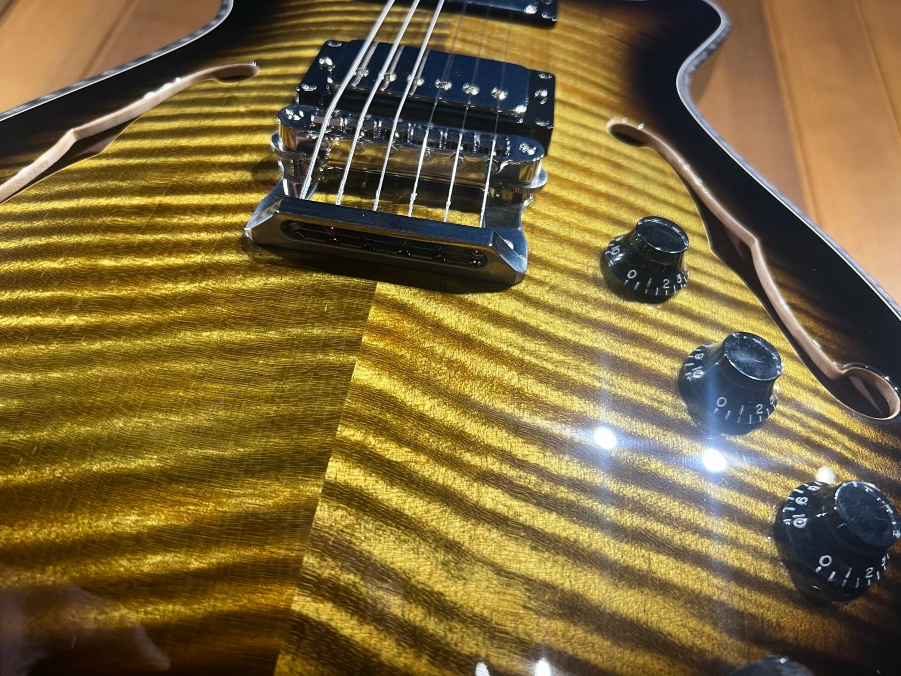 Knaggs Guitars - Chena #443 in Sunflower / Onyx Bind